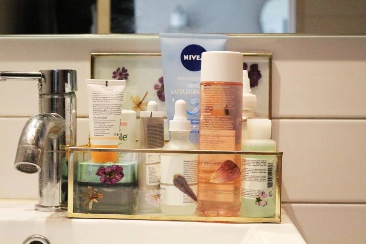 DIY: Bathroom Organiser Box (With Pressed Flowers!)