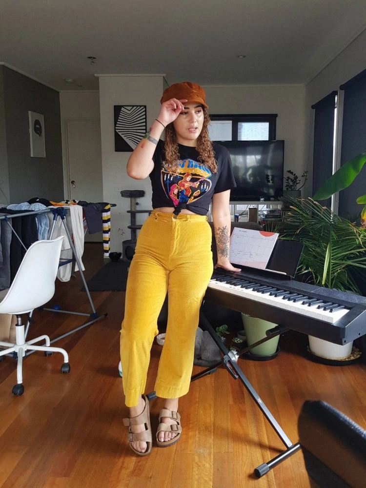 How I Style Graphic Tees ft. ThreadHeads (A Review!)